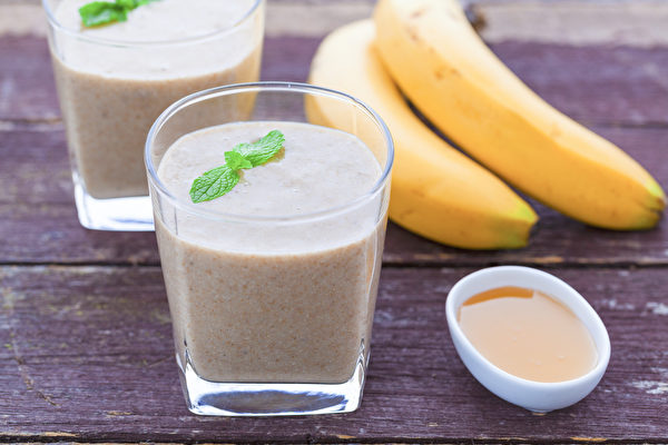 自製運動飲料蜂蜜香蕉果昔，補充蛋白質、碳水化合物和電解質。(Shutterstock)