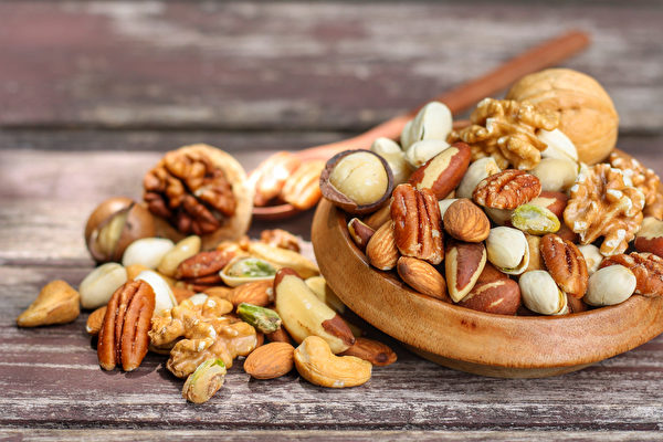 每天适量吃坚果，有助减少癌症发生率。(Shutterstock)