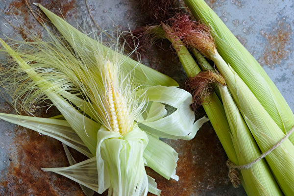 挑选带叶的玉米笋，比较新鲜。(Shutterstock)