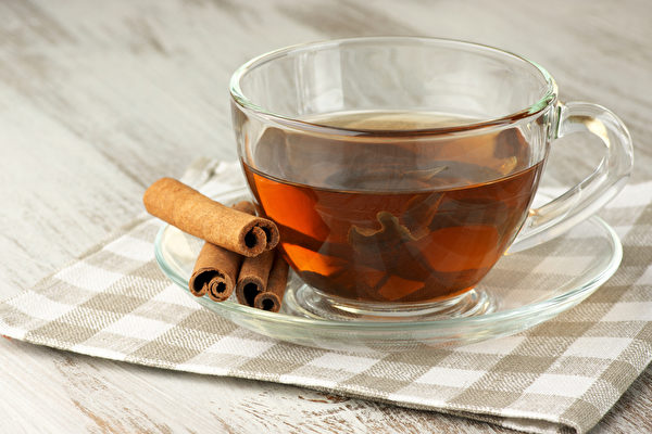 肉桂纯露可加到咖啡里调味，或与其它纯露混合，加热水调合成芳香茶饮。(Shutterstock)