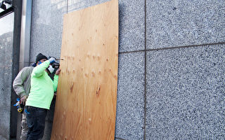 組圖：怕大選日有暴動 商家趕工裝木板