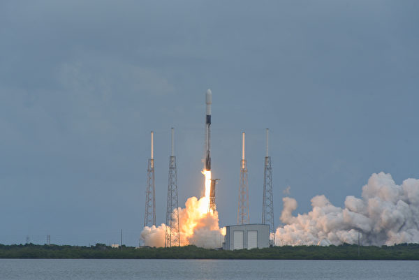 10月24日，獵鷹9號Starlink L-14火箭從佛羅里達州卡納維拉爾角空軍基地發射，攜帶了衛星網鏈計劃的第15批衛星。（美國印太司令部）