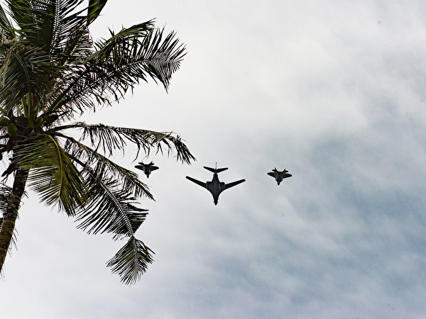 11月11日，部署在关岛的美军的B-1B轰炸机（中）与两架F-22猛禽战斗机编队飞行，以纪念退伍军人节。（美国空军）