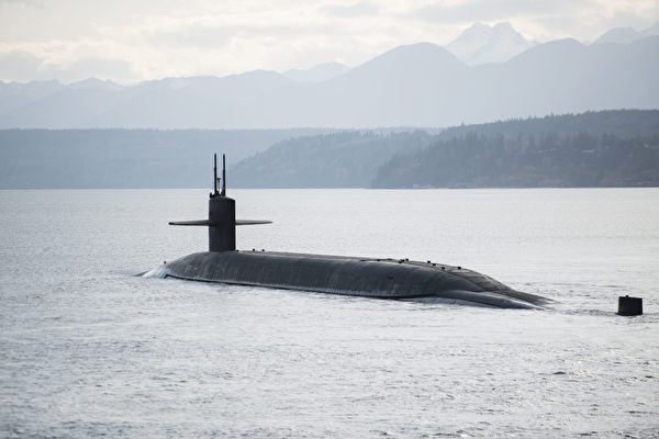 11月16日，美军太平洋舰队司令部发布的图片，显示内布拉斯加州号核潜艇（SSBN 739）于2018年4月越过华盛顿州的胡德运河。（美国海军）