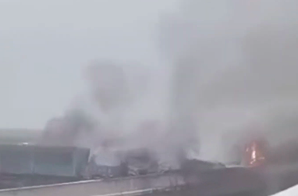 陕西省铜川市耀州区包茂高速路上现车祸，10余辆车起火，现场浓烟滚滚。（视频截图）