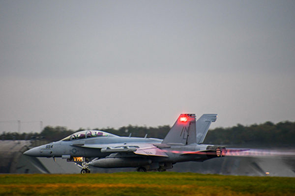 11月2日，一架EA-18G咆哮者从日本三泽基地起飞。（美国海军）