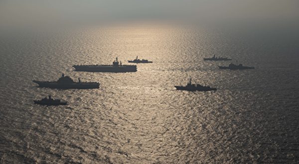 11月17日，美軍的尼米茲號航母（CVN 68，遠處大型戰艦）打擊群與印度航母超日王號（近處大型戰艦），以及澳大利亞皇家海軍和日本海上自衛隊，一起參加在北阿拉伯海的馬拉巴第二階段演習。（美國海軍）