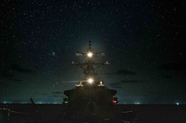 11月22日，美军神盾驱逐舰巴里号（DDG 52）进行例行的夜间行动。（美国海军）