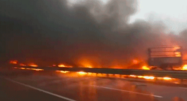 陕西省铜川市耀州区包茂高速路上现车祸，10余辆车起火。（视频截图）