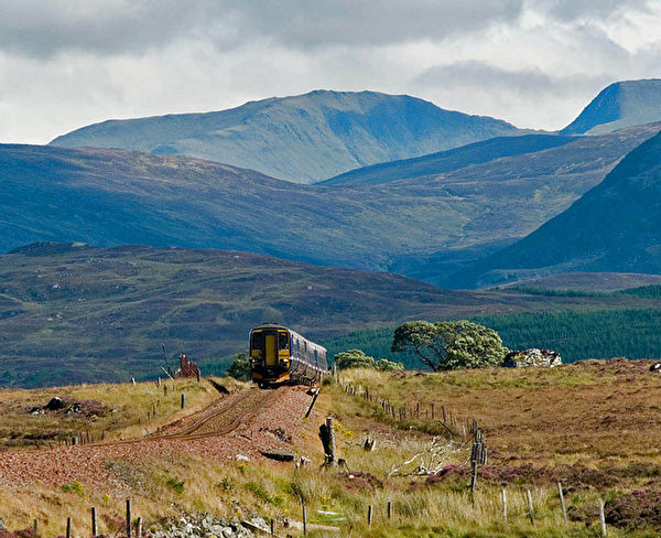 https://commons.wikimedia.org/wiki/File:A_Glasgow_-_Fort_William_train_climbs_onto_Rannoch_Moor_-_geograph.org.uk_-_676941.jpg