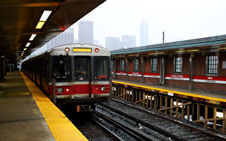 红线地铁脱轨撞站台 民众集会吁改善交通