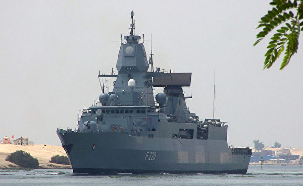 2013年6月13日，德国的萨克森级护卫舰汉堡号在穿越苏伊士运河。（AFP via Getty Images）
