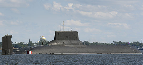 2017年7月26日，世界上現役最大的俄羅斯颱風級核潛艇德米特里•頓斯科伊號（Dmitry Donskoy）在聖彼得堡郊外的海軍基地。（Olga Maltseva/AFP via Getty Images）