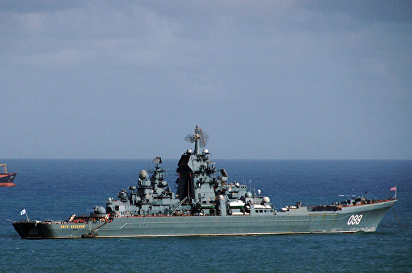 2008年11月25日，俄罗斯的基洛夫级核动力巡洋舰彼得•维利基号（Pyotr Veliky）在委内瑞拉的拉瓜伊拉港附近。（Rafael Moreno/AFP via Getty Images）