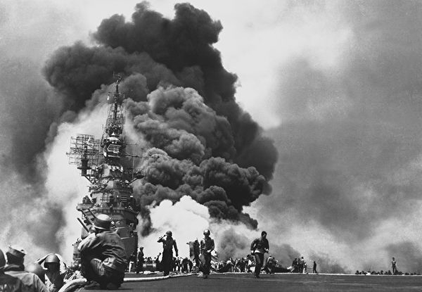 美國邦克山號航空母艦因日軍飛機的自殺攻擊遭受重創。（公有領域）