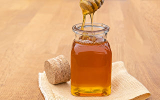 蜂蜜含有天然的殺菌成分，能緩解喉嚨痛、減輕發炎。(Shutterstock)