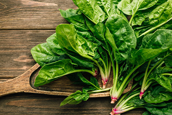 菠菜营养丰富，有助提升免疫力及补血。(Shutterstock)