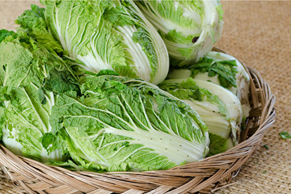 挑選大白菜，少許的黑點沒關係，但建議避免購買有密密麻麻黑點的大白菜。(Shutterstock)