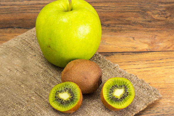 蘋果和奇異果這兩種平凡的水果，實則具有很好的抗癌功效。(Shutterstock)