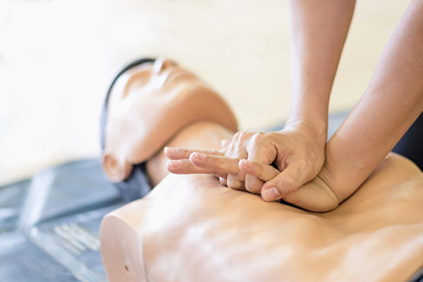 心脏骤停和心肌梗塞昏迷时，用心肺复苏术（CPR）急救。(Shutterstock)