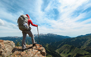 前台大医院医师李丰罹癌后，每个周末坚持爬山。示意图。(Shutterstock)