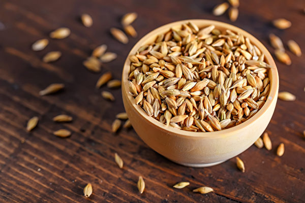 用大麦一升熬汤，先熏后洗，可治疗干癣。(Shutterstock)