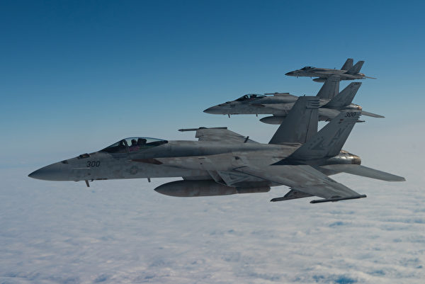 2020年1月10日，驻守日本岩国基地的3架F/A-18E超级大黄蜂在“西太平洋朗姆酒”（WestPac Rumrunner）演习中编队飞行。超过60架飞机参加了这次演习。（美国空军）