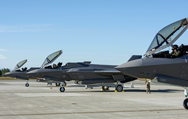 2020年7月14日，阿拉斯加艾尔森空军基地的3架F-35战机准备起飞。（美国空军）