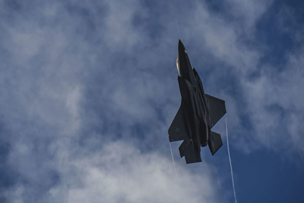 2020年8月7日，美国空军的一家F-35A闪电II战机在阿拉斯加的艾尔森空军基地上空急速爬升。 （美国空军）