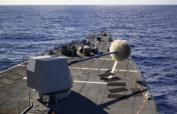 2020年8月19日，美軍的忠勳號導驅逐艦（DDG 93）實彈射擊，拉開了2020年環太平洋演習的序幕。8月17日至31日，10個國家的22艘戰艦、1艘潛艇參加此次環太平洋（RIMPAC）軍演。（美國印太司令部）