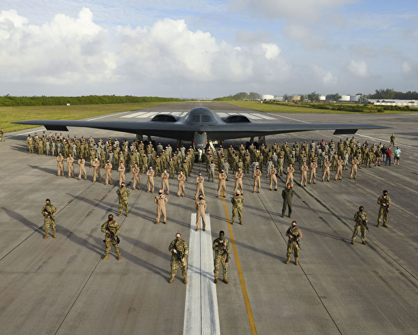 2020年8月31日，第393远程轰炸机中队的200多名美国空军成员、政府雇员和承包商，印度洋的迭戈加西亚岛与部署的B-2隐形轰炸机合影。（美国空军）