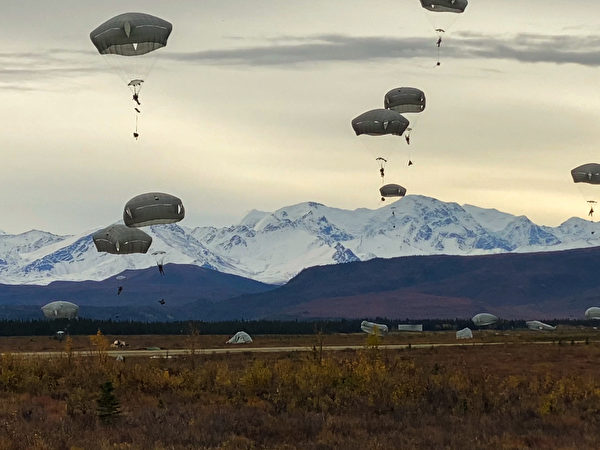 2020年9月14日，美军第25步兵师的斯巴达伞兵旅在阿拉斯加进行伞降训练，F-22战斗机提供了空中支援。（美国陆军）