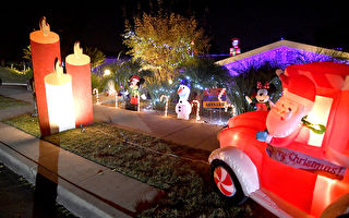 组图：南加州帕萨迪纳民居 圣诞节故事的灯饰