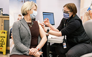 卑詩省首席衛生官接種中共病毒疫苗