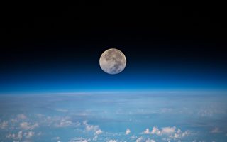 从太空中看满月 是这个样子
