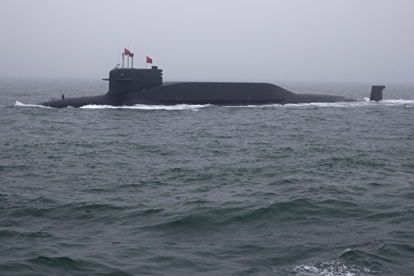 中共的094型核潛艇，凸出的龜背很容易被發現。（Mark Schiefelbein/AFP via Getty Images）