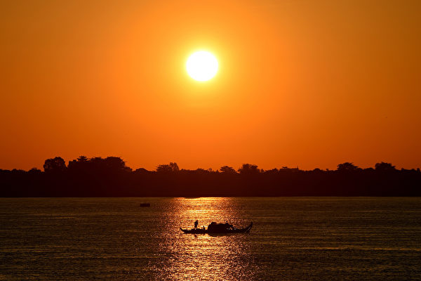 美國國務院部分資助的「湄公河大壩監測」（Mekong Dam Monitor）網站於美國時間週二（12月15日）正式啟用。圖為湄公河流經柬埔寨金邊的情況。（TANG CHHIN SOTHY/AFP via Getty Images）