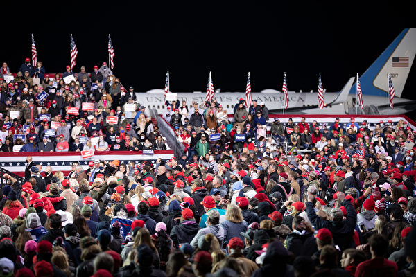 美國時間週六（12月5日）傍晚，美國總統川普及其夫人梅拉尼婭·川普到喬治亞州參加「捍衛參院多數」集會，並發表演講。圖為現場情況，民眾情緒高漲。（林樂予/大紀元）