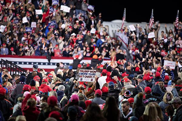 美國時間週六（12月5日）傍晚，美國總統川普及其夫人梅拉尼婭·川普到喬治亞州參加「捍衛參院多數」集會，並發表演講。圖為現場情況，民眾情緒高漲。（林樂予/大紀元）