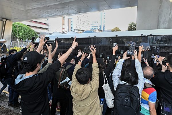 12月2日，前香港眾志祕書長黃之鋒（右）、前成員周庭（左）及前主席林朗彥（中）被判刑。市民前來聲援。（宋碧龍/大紀元）