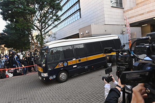12月2日，前香港众志秘书长黄之锋（右）、前成员周庭（左）及前主席林朗彦（中）被判刑。图为囚车驶出法院。（宋碧龙/大纪元）
