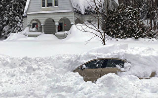 纽约司机连人带车深埋雪堆十小时 幸运获救