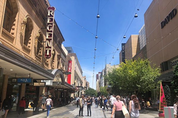2022年复活节前夕，南澳州政府计划放宽佩戴口罩的规定。图为州府阿德莱德市中心兰道步行街（Rundle Mall）。（方君华／大纪元）