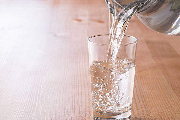 每天一定要喝八杯水嗎？喝水太多會讓身體積累濕氣嗎？(Shutterstock)