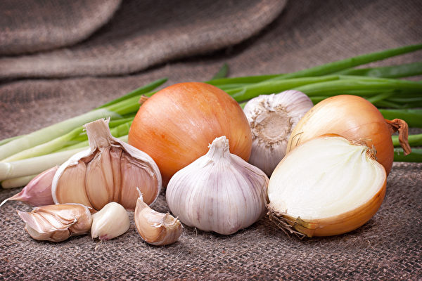 多吃大蒜、青葱、洋葱有助防癌、抗癌。(Shutterstock)