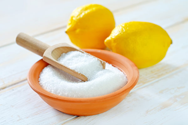 柠檬酸粉也是天然无毒清洁的好选择，可以用来清洁马桶和排水管。(Shutterstock)