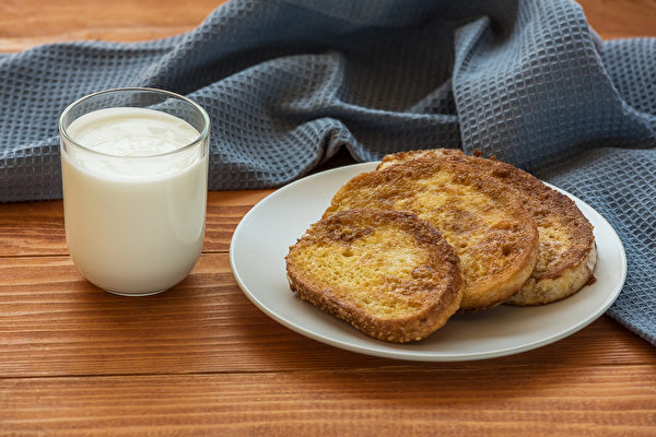 早餐可以用優格、優酪乳等搭配吐司，補充蛋白質。(Shutterstock)