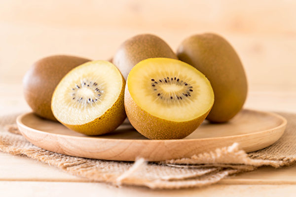 黃色果肉的奇異果，維生素C含量較高。(Shutterstock)
