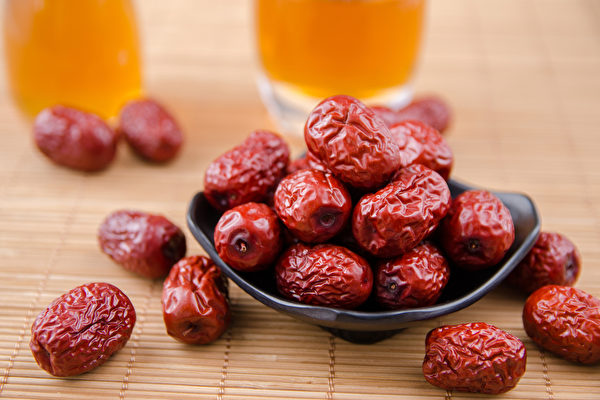 红枣、金银花等中药材，适合在家中常备。(Shutterstock)