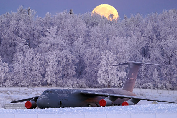 2020年1月10日，1架C-5星系運輸機停放在阿拉斯加的理查森聯合基地內，C-5是美國空軍最大的戰略運輸機。（美國空軍）